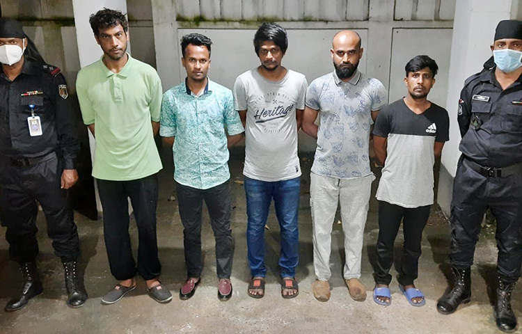 রাজধানীর জিগাতলা ও হাজারীবাগের আতঙ্ক কিশোর গ্যাংয়ের ‘লাভ লেন গ্রুপে’র পাঁচ সদস্যকে গ্রেফতার করেছে র‌্যাব। রোববার রাতে র‌্যাব-২ এর একটি দল অভিযান চালিয়ে তাদের গ্রেফতার করে। ছবি: তৌহিদুজ্জামান