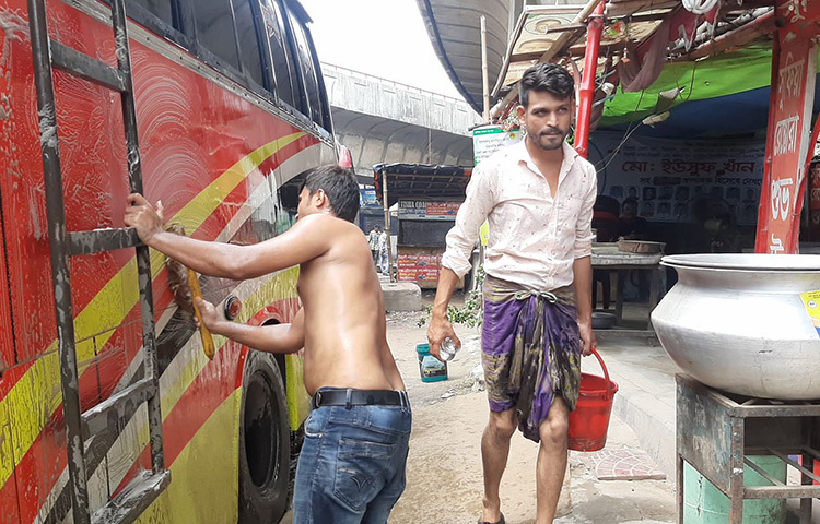 আগামীকাল থেকে যানবাহন চলাচল স্বাভাবিক হচ্ছে। তাই রাজধানীর বিভিন্ন বাস স্টেশনে দেখা গেছে পরিবহন শ্রমিকরা যানবাহন পরিষ্কার করছেন। ছবি: বিপ্লব দিক্ষিৎ