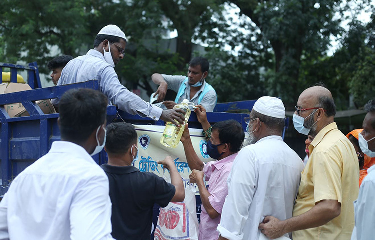 নিন্ম আয়ের মানুষের জন্য রাজধানীর বিভিন্ন স্থানে ট্রাকে টিসিবির পণ্য সামগ্রী বিক্রি হচ্ছে। ছবি: বিপ্লব দিক্ষিৎ