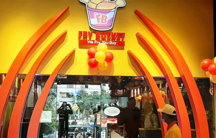 ফাস্টফুড প্রেমীদের জন্য এবার যাত্রা শুরু করলো নতুন রিটেইল চেইনশপ ‘ফ্রাই বাকেট’। ফ্রাইড চিকেনসহ বিভিন্ন ধরনের মজাদার খাবার নিয়ে এ ব্র্যান্ডটি এনেছে দেশের শীর্ষস্থানীয় খাদ্যপণ্য প্রতিষ্ঠান প্রাণ গ্রুপ। বৃহস্পতিবার ‘ফ্রাই বাকেট’র প্রথম শোরুমটি চালু করা হয় রাজধানীর ধানমন্ডিতে। আজ সাতমসজিদ রোডের নিলু স্কয়ারে শোরুমটি উদ্বোধন করেন গ্রুপের ব্যবস্থাপনা পরিচালক ইলিয়াছ মৃধা। ছবি: জাগো নিউজ