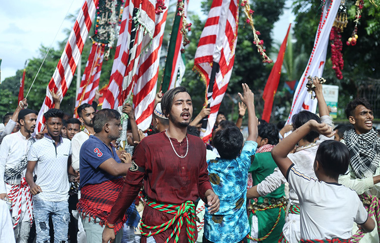 নিশান-পাকপাঞ্জা পরা যুবকদের নেতৃত্বে মিছিলে ছিল দুলদুল ঘোড়া এবং কালো পোশাক পরা তরুণেরা। মিছিল থেকে ‘হায় হোসেন হায় হোসেন’ মাতম শোনা যায়। ছবি: মাহবুব আলম