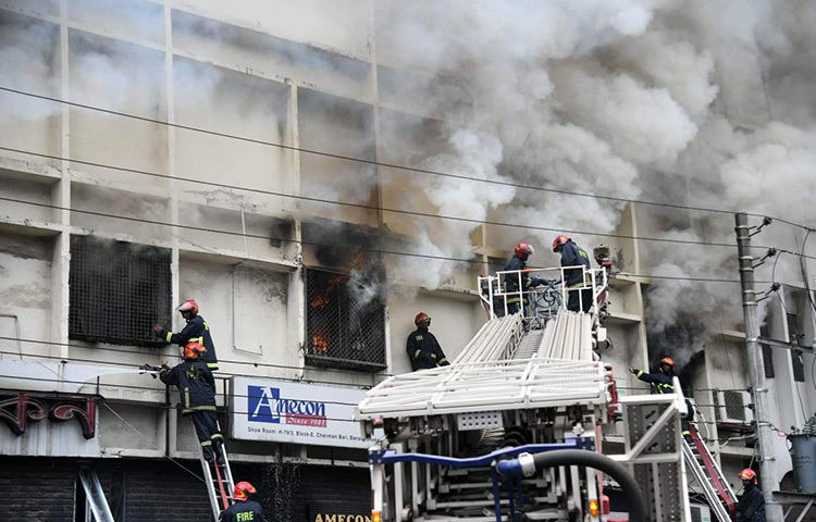 আজ দুপুরে রাজধানীর বনানীতে চেয়ারম্যান বাড়ি এলাকার ছয়তলা ভবনের তৃতীয়তলায় অগ্নিকাণ্ডের ঘটনা ঘটে। ঘটনাস্থলে ফায়ার সার্ভিসের ১০টি ইউনিট এসে আগুন নিয়ন্ত্রণে আনে। ছবি: বিপ্লব দিক্ষিৎ