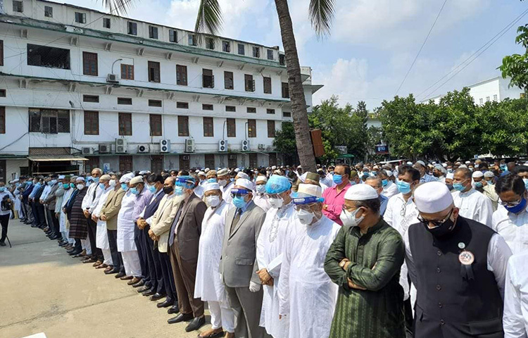 সুপ্রিম কোর্ট প্রাঙ্গণে হাইকোর্ট বিভাগের বিচারপতি আমির হোসেনের জানাজা অনুষ্ঠিত হয়েছে। আজ সুপ্রিম কোর্ট চত্বরে তার নামাজে জানাজা অনুষ্ঠিত হয়। ছবি: জাগো নিউজ