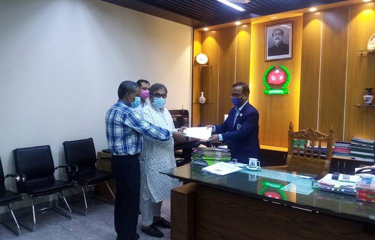 আজ নির্বাচন কমিশনে ২০২০ সালের আয়-ব্যয়ের হিসাব জমা দেয় বিএনপি। রাজধানীর আগারগাঁওয়ের নির্বাচন ভবনে দলটির সাংগঠনিক সম্পাদক এমরান সালেহ প্রিন্স ইসি সচিব মো. হুমায়ুন কবির খোন্দকারে কাছে দলের আয়-ব্যয়ের হিসাব জমা দেন। ছবি: জাগো নিউজ