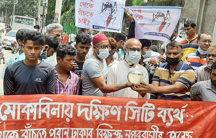 ঢাকা দক্ষিণ সিটি করপোরেশনের (ডিএসসিসি) মেয়র শেখ ফজলে নূর তাপসকে ‘এডিসের লার্ভা উপহার কর্মসূচি’ করা হয়েছে। ‘বিক্ষুব্ধ পুরান ঢাকার বাসিন্দারা’ ব্যানারে এ কর্মসূচির আয়োজন করা হয়। আজ ডিএসসিসির নগর ভবনের সামনে তারা এ কর্মসূচির আয়োজন করেন। ছবি: বিপ্লব দিক্ষিৎ