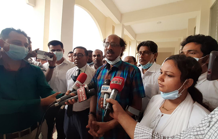 তথ্য ও যোগাযোগ প্রযুক্তি আইনে করা মামলায় সাংবাদিক প্রবীর সিকদারকে খালাস ঘোষণা করে রায় দিয়েছেন ট্রাইব্যুনাল। আজ ঢাকার সাইবার ট্রাইব্যুনালের বিচারক আস সামছ জগলুল হোসেন অভিযোগ প্রমাণিত না হওয়ায় তাকে খালাস প্রদান করেন। ছবি: জাগো নিউজ