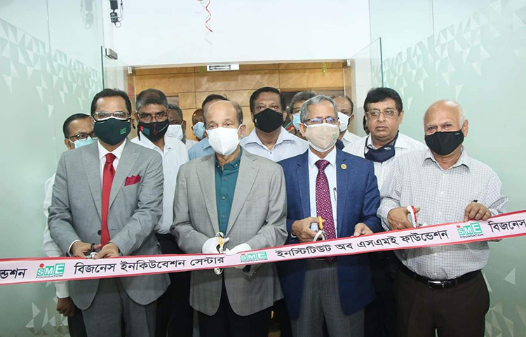 আজ সকালে শেরেবাংলা নগরে এসএমই ফাউন্ডেশনের উদ্যোগে স্থাপিত এ ইনস্টিটিউট অব এসএমই ফাউন্ডেশন ও বিজনেস ইনকিউবেশন সেন্টারের উদ্বোধন করেন শিল্প প্রতিমন্ত্রী কামাল আহমেদ মজুমদার। ছবি: জাগো নিউজ