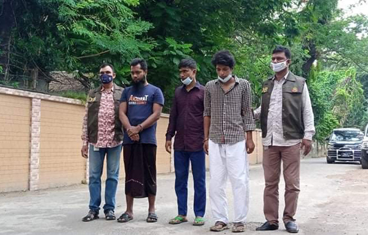 সামাজিক যোগাযোগ মাধ্যমে চাকরির প্রলোভন ও বন্ধুত্ব করে প্রতারণার সুনির্দিষ্ট অভিযোগের ভিত্তিতে প্রতারক চক্রের তিন সদস্যকে গ্রেফতারের পর এসব তথ্য জানিয়েছে ঢাকা মেট্রোপলিটন পুলিশের গোয়েন্দা বিভাগ। ছবি: জাগো নিউজ