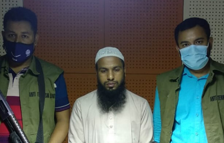 নিষিদ্ধঘোষিত জঙ্গি সংগঠন আনসারুল্লাহ বাংলা টিমের (এবিটি) উগ্রবাদী মতাদর্শ প্রচারকারী বইয়ের প্রকাশককে গ্রেফতার করেছে পুলিশের অ্যান্টি টেররিজম ইউনিট (এটিইউ)। গ্রেফতার আসামির নাম মো. হাবিবুর রহমান ওরফে শামীম (৩২)। তিনি আল রিহাব পাবলিকেশন্সের প্রকাশক ও সত্ত্বাধিকারী ছিলেন। ছবি: বিপ্লব দিক্ষিৎ