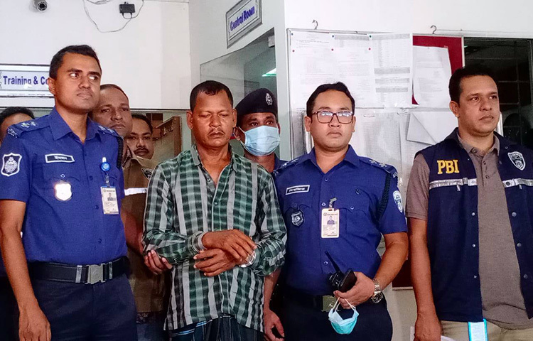 মোংলার এক ইউনিয়ন পরিষদ নির্বাচনে প্রতিপক্ষ মেম্বার প্রার্থীকে ফাঁসানোর জন্য এক অসহায় নারীকে ঢাকার সাভারে এনে বাসাভাড়া নিয়ে পরিকল্পনা করে হত্যা করা হয়। এ হত্যার সঙ্গে জড়িত একজনকে গ্রেফতার করেছে পিবিআই। আজ রাজধানীর ধানমন্ডিতে অবস্থিত পিবিআইয়ের প্রধান কার্যালয়ে এসব কথা বলেন পিবিআই প্রধান ডিআইজি বনজ কুমার মজুমদার। জাগো নিউজ