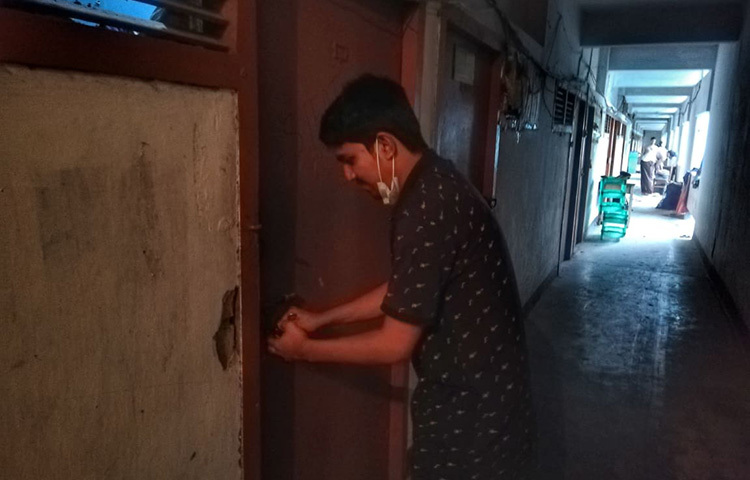 হলে প্রবেশ করছেন এক শিক্ষার্থী। ছবি: মাহবুব আলম