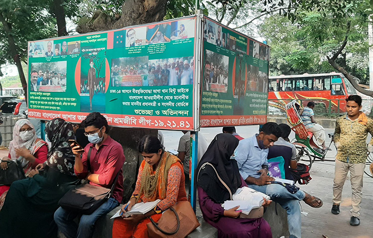 আজ সরকারি একাধিক প্রতিষ্ঠানে চাকরি পরীক্ষা অনুষ্ঠিত হয়েছে রাজধানীতে। দেশের বিভিন্ন স্থান থেকে চাকরি প্রত্যাশীরা এ পরীক্ষায় অংশগ্রহণ করতে ঢাকায় এসেছেন। ছবি: বিপ্লব দিক্ষিৎ