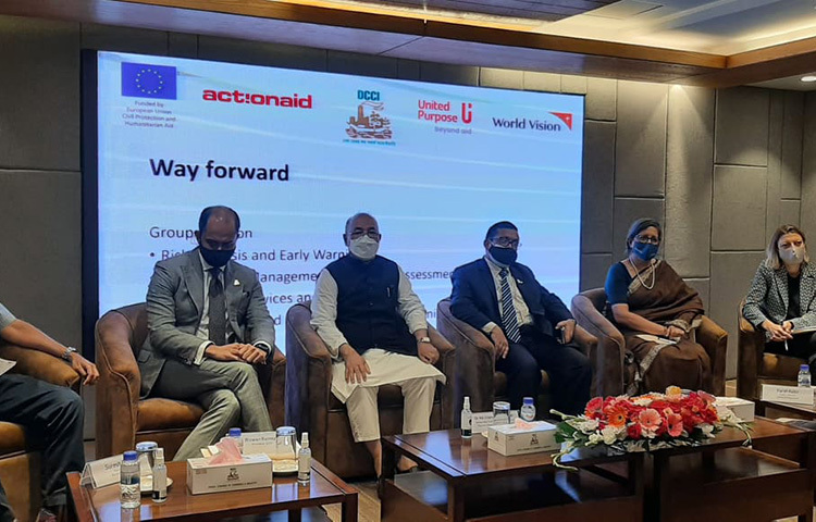 আজ রাজধানীর ডিসিসিআই কার্যালয়ে আয়োজিত এক অনুষ্ঠানে এ অপারেশন সেন্টার উদ্বোধান করেন দুর্যোগ ব্যবস্থাপনা ও ত্রাণ প্রতিমন্ত্রী ডা. মো. এনামুর রহমান। ছবি: বিপ্লব দিক্ষিৎ