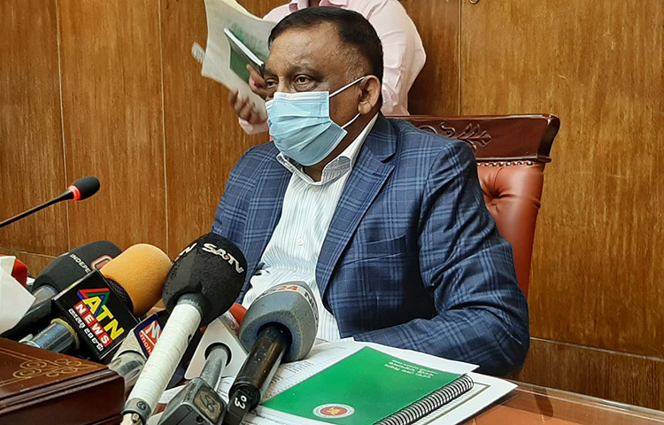 কুমিল্লায় হামলার ঘটনায় সন্দেহভাজন কয়েকজনকে গ্রেফতার করে জিজ্ঞাসাবাদ করা হচ্ছে বলে জানিয়েছেন স্বরাষ্ট্রমন্ত্রী আসাদুজ্জামান খান কামাল। আজ সচিবালয়ে উদ্ভূত পরিস্থিতিতে আইনশৃঙ্খলা রক্ষাকারী বাহিনীর শীর্ষ কর্মকর্তাদের সঙ্গে জরুরি বৈঠকের পর সাংবাদিকদের এ কথা বলেন স্বরাষ্ট্রমন্ত্রী। ছবি: বিপ্লব দিক্ষিৎ