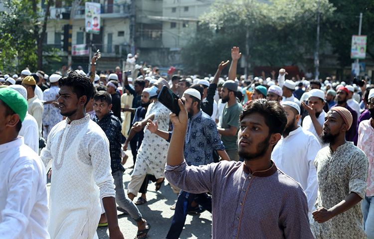 রাজধানীর জাতীয় মসজিদ বায়তুল মোকাররম এলাকায় মিছিল থেকে বিশৃঙ্খলার চেষ্টা হয়েছে। এসময় পাঁচজনকে আটক করেছে ডিবি ও পুলিশ। আজ বিকেল পৌনে ৩টার দিকে দুজনকে আটক করে ডিবি। ছবি: মাহবুব আলম