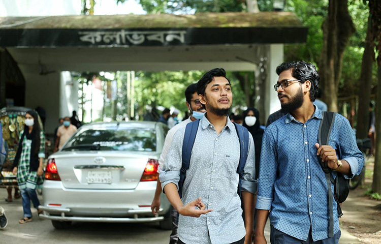 দেড় বছর বন্ধ থাকার পর ঢাকা বিশ্ববিদ্যালয়ে সশরীরে ক্লাস শুরু হয়েছে আজ। সকাল থেকে শিক্ষার্থীরা নিজ নিজ বিভাগে আসতে শুরু করেছে। এ উপলক্ষে ক্যাম্পাসে উৎসবমুখর পরিবেশ চোখে পড়েছে। ছবি: মাহবুব আলম