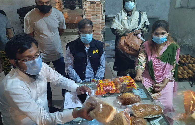 রাজধানীর যাত্রাবাড়ী এলাকায় অস্বাস্থ্যকর খাবার, নকল ও অনুমোদনহীন লুব্রিকেন্ট উৎপাদন, মজুত ও বিক্রির অভিযোগে পাঁচটি প্রতিষ্ঠানকে পাঁচ লাখ ৭০ হাজার টাকা জরিমানা করেছেন র‌্যাবের ভ্রাম্যমাণ আদালত। ছবি: জাগো নিউজ