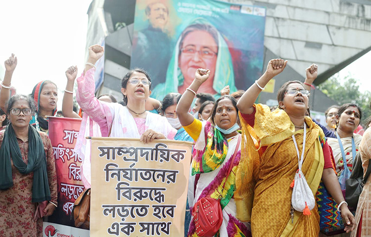 কুমিল্লায় সংখ্যালঘু সম্প্রদায়ের বাড়িঘর ও তাদের ধর্মীয় উপাসনালয়ে হামলা, ভাঙচুরের প্রতিবাদে আজ রাজধানীর শাহবাগ মোড়ে গণঅনশন করছে হিন্দু-বৌদ্ধ-খ্রিস্টান ঐক্য পরিষদ। সেখানে সনাতন ধর্মাবলম্বী বিভিন্ন সংগঠনের নেতাকর্মীরাও অংশ নিয়েছেন। ছবি: জাগো নিউজ