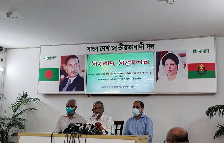 রাজধানীর এভারকেয়ার হাসপাতালে চিকিৎসাধীন বিএনপি চেয়ারপারসন খালেদা জিয়া ছোট একটি অপারেশনের পর সুস্থ আছেন এবং বিপদমুক্ত রয়েছেন। বিএনপি মহাসচিব মির্জা ফখরুল ইসলাম আলমগীর গুলশানে বিএনপি চেয়ারপারসনের রাজনৈতিক কার্যালয়ে সংবাদ সম্মেলনে এ কথা জানিয়েছেন। ছবি: বিপ্লব দিক্ষিৎ