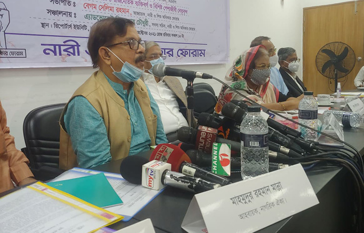 নাগরিক ঐক্যের আহ্বায়ক মাহমুদুর রহমান মান্না বলেছেন, বর্তমান সরকারকে হটাতে আমাদের ঐক্যবদ্ধ হওয়া দরকার। আজ ঢাকা রিপোর্টার্স ইউনিটিতে নারী অধিকার ফোরাম আয়োজিত গোল টেবিল বৈঠকে তিনি একথা বলেন। ছবি: বিপ্লব দিক্ষিৎ