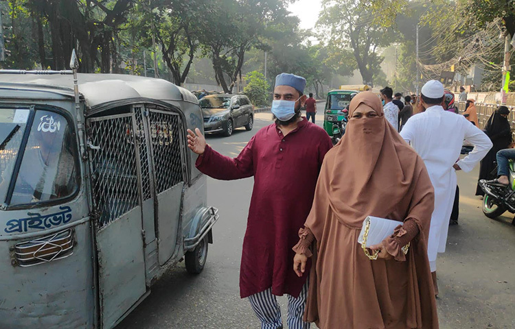 বিভিন্ন গন্তব্যে যাওয়া লোকজন গণপরিবহন না পেয়ে ভীষণ ভোগান্তিতে পড়েন। ছবি: জাগো নিউজ