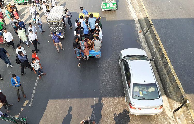 নির্দিষ্ট গন্তব্যে যাওয়ার জন্য রাজধানীর বিভিন্ন সড়কে মানুষকে গাড়ির জন্য অপেক্ষা করতে দেখা গেছে। ছবি: মাহবুব আলম