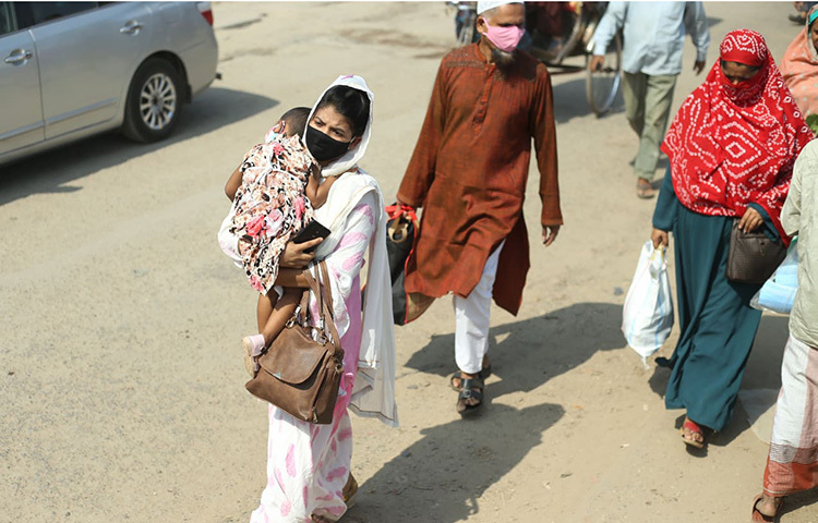 গণপরিবহন বন্ধ থাকায় ভোগান্তিতে পড়েন রাজধানীর বিভিন্ন এলাকার মানুষ। কেউ কেউ হেঁটে গন্তব্যের দিকে রওয়ান দেন। ছবি: মাহবুব আলম
