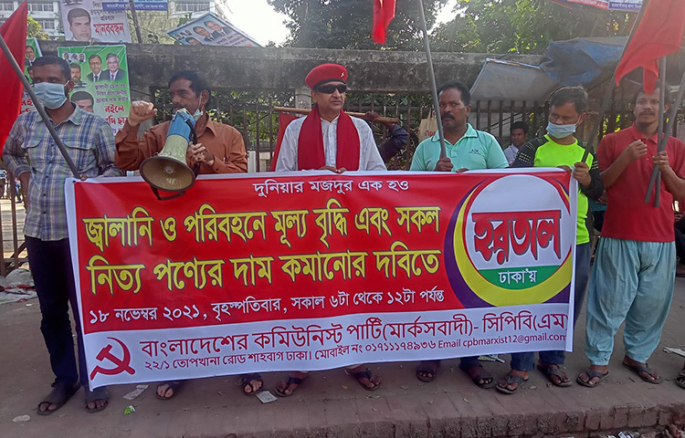 জ্বালানি তেল ও পরিবহনে ভাড়া বাড়ানোর প্রতিবাদ এবং সব নিত্যপণ্যের দাম কমানোর দাবিতে হরতালের ডাক দিয়েছে বাংলাদেশের কমিউনিস্ট পার্টি (মার্কসবাদী)-সিপিবি (এম)। আজ দুপুর আড়াইটায় জাতীয় প্রেস ক্লাবের সামনে সংগঠনটি আয়োজিত এক সমাবেশ থেকে এ ঘোষণা দেন সংগঠনের সাধারণ সম্পাদক ডা. এম এ সামাদ। ছবি: মাহবুব আলম