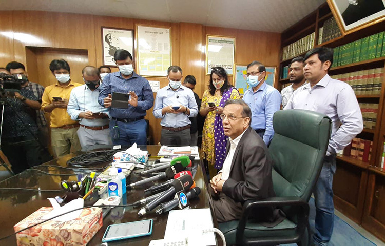 আইনমন্ত্রী আনিসুল হক বলেছেন, ‘সাবেক প্রধান বিচারপতি সুরেন্দ্র কুমার (এস কে) সিনহার বিরুদ্ধে অপরাধ প্রমাণিত হওয়ায় আদালতের দেওয়া রায়ে প্রমাণিত হয়েছে, কেউ আইনের ঊর্ধ্বে নয়।’ আজ সচিবালয়ে নিজ দফতরে সাংবাদিকদের তিনি এ কথা বলেন। ছবি: জাগো নিউজ