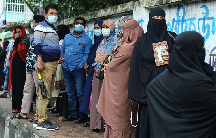 পরীক্ষার্থীদের নিয়ে এসে বাইরে অপেক্ষা করেন অভিভাবকরা। রাজধানীর আজিমপুরের আজকের একটি দৃশ্য। ছবি: মাহবুব আলম