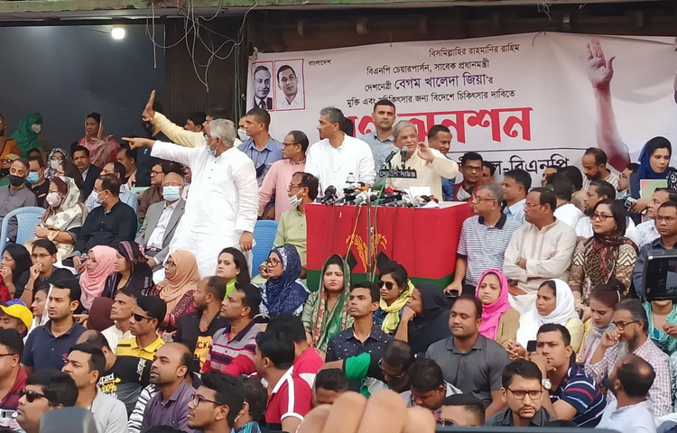 বিএনপি চেয়ারপারসন বেগম খালেদা জিয়ার মুক্তি ও বিদেশে উন্নত চিকিৎসার দাবিতে গণঅনশনে বসেছেন দলের নেতাকর্মীরা। আজ সকাল ৯টা থেকে রাজধানীর নয়াপল্টনে দলের কেন্দ্রীয় কার্যালয়ের সামনের সড়কে এই কর্মসূচি শুরু হয়। ছবি: বিপ্লক দিক্ষিৎ