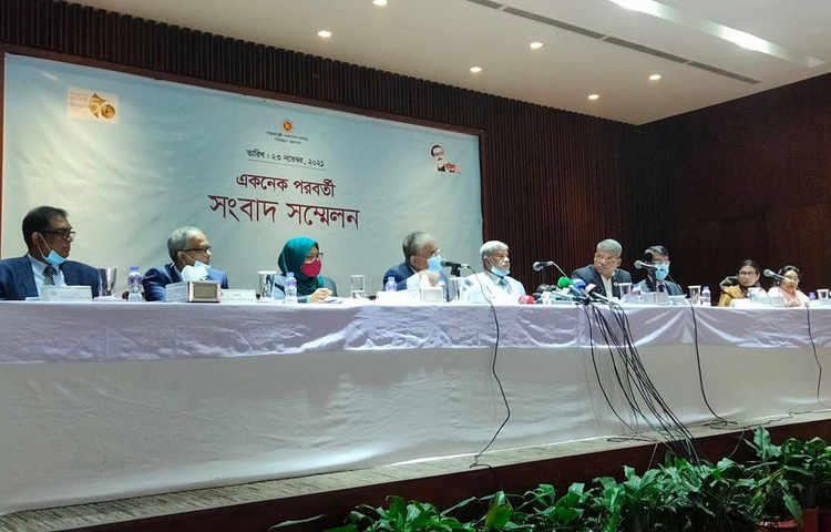 আবার বাড়লো মাথাপিছু আয় ও মোট দেশজ উৎপাদনের (জিডিপি) প্রবৃদ্ধির আকার। জিডিপি আকার ৪১১ বিলিয়ন মার্কিন ডলার হয়েছে, যা বাংলাদেশি অর্থে ৩৪ হাজার ৮৪০ কোটি টাকা। রাজধানীর শেরেবাংলা নগরে জাতীয় অর্থনৈতিক পরিষদের (এনইসি) সম্মেলনকক্ষে একনেক সভা শেষে এ তথ্য জানান পরিকল্পনামন্ত্রী এম এ মান্নান। ছবি: জাগো নিউজ