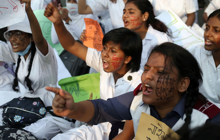 সড়ক দুর্ঘটনায় সহপাঠীর মৃত্যুতে বিক্ষোভ করছেন শিক্ষার্থীরা। ছবি: মাহবুব আলম