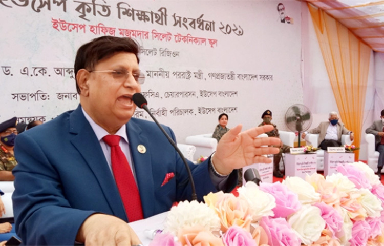 পররাষ্ট্রমন্ত্রী ড. একে আবদুল মোমেন বলেছেন, আমাদের অদক্ষ প্রবাসীরা দেশে ২৫ বিলিয়ন ডলার রেমিটেন্স পাঠিয়েছেন। আজ ইউসেপ হাফিজ মজুমদার সিলেট টেকনিক্যাল স্কুলের ‘ইউসেপ কৃতি শিক্ষার্থী’ সংবর্ধনা ২০২১ অনুষ্ঠানে প্রধান অতিথির বক্তব্যে তিনি এসব কথা বলেন। ছবি: ছামির মাহমুদ
