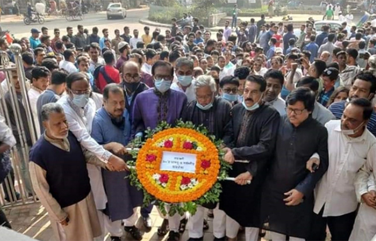 বিএনপি চেয়ারপারসন বেগম খালেদা জিয়াকে স্লো পয়জন দিয়ে সরকার মৃত্যুর দিকে ঠেলে দিচ্ছে বলে অভিযোগ করেছেন দলটির ঢাকা মহানগর উত্তর বিএনপির আহ্বায়ক আমানউল্লাহ আমান। আজ শহীদ ডা. মিলন দিবস উপলক্ষে তার স্মৃতি ফলকে শ্রদ্ধা নিবেদন শেষে তিনি এ অভিযোগ করেন। ছবি: বিপ্লব দিক্ষিৎ