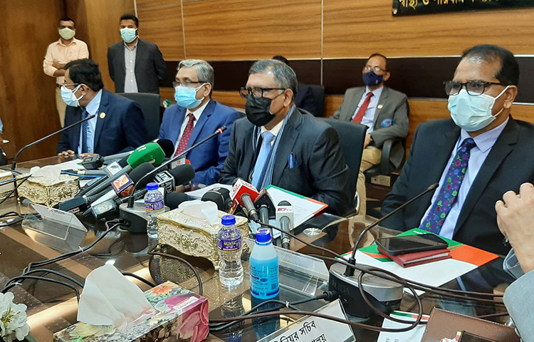 করোনাভাইরাসের টিকা নেওয়া নিয়ে মানুষের মধ্যে অনাগ্রহ দেখা দেওয়ায় ‘নো ভ্যাকসিন, নো সার্ভিস’ অর্থাৎ ‘টিকা না নিলে সেবা পাওয়া যাবে না’ ব্যবস্থায় যাওয়ার সিদ্ধান্ত নিয়েছে সরকার। আজ সচিবালয়ে স্বাস্থ্য মন্ত্রণালয়ের সভাকক্ষে করোনাভাইরাসের আফ্রিকান ভ্যারিয়েন্ট ‘ওমিক্রন’ মোকাবিলার প্রস্তুতি সংক্রান্ত আন্তঃমন্ত্রণালয় সভা শেষে স্বাস্থ্য ও পরিবার কল্যাণমন্ত্রী জাহিদ মালেক সাংবাদিকদের এ কথা জানান। ছবি: জাগো নিউজ