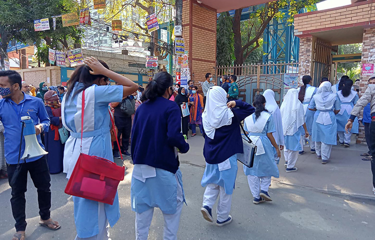 আজ অনুষ্ঠিত হয়েছে এইচএসসি ও সমমানের পরীক্ষা। রাজধানীর বেইলি রোডে অবস্থিত সিদ্ধেশ্বরী গার্লস কলেজের কেন্দ্রে গিয়ে দেখা যায় পরীক্ষার্থীরা স্বতঃস্ফূর্তভাবে পরীক্ষায় অংশগ্রহণ করেছে। ছবি: বিপ্লব দিক্ষিৎ