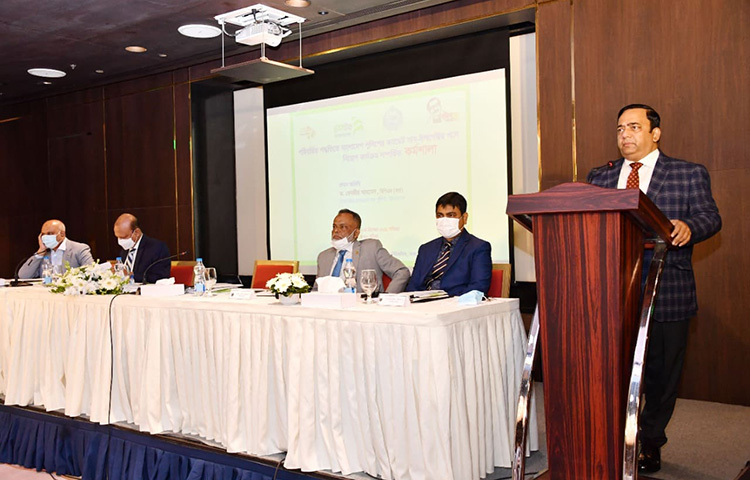 রাজধানীর একটি হোটেলে বাংলাদেশ পুলিশ ও টেলিটক বাংলাদেশ লিমিটেডের যৌথ আয়োজনে পরিবর্তিত পদ্ধতিতে বাংলাদেশ পুলিশের ক্যাডেট সাব-ইন্সপেক্টর পদে নিয়োগ কার্যক্রম সম্পর্কিত কর্মশালায় প্রধান অতিথি হিসেবে উপস্থিত ছিলেন আইজিপি ড. বেনজীর আহমেদ। ছবি: বিপ্লব দিক্ষিৎ