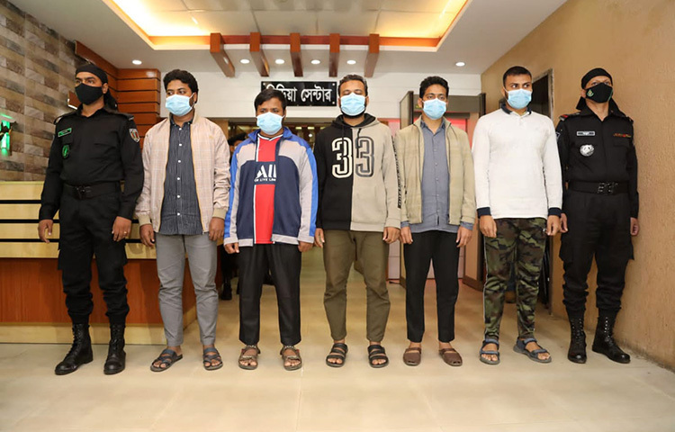 নিরাপদ সড়ক আন্দোলনসহ বিভিন্ন আন্দোলনে উসকানি ও রাষ্ট্রবিরোধী অপপ্রচারের অভিযোগে আজ পাঁচজনকে গ্রেফতার করেছে র‌্যাব। তারা দেশের বিভিন্ন ইস্যুতে অপপ্রচার চালাতো। সামাজিক যোগাযোগমাধ্যমসহ লিফলেট বিতরণের মাধ্যমে এসব অপপ্রচার অব্যাহত রাখতো তারা। ছবি: জাগো নিউজ