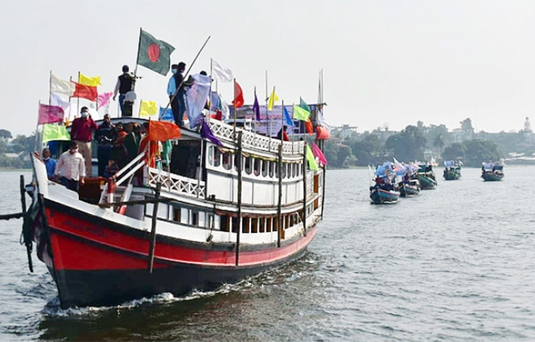 ‘বন বাঁচলে, থাকবে পানি’-এই স্লোগানে প্রাকৃতিক বন উজাড় রোধ ও কাপ্তাই হ্রদের পানি দূষণমুক্ত রাখতে রাঙ্গামাটিতে নৌ র‌্যালি ও আলোচনাসভা অনুষ্ঠিত হয়েছে। আজ শহরের ফিশারি ঘাট এলাকায় বেসরকারি উন্নয়ন সংস্থা আশিকা ডেভেলপমেন্ট অ্যাসোসিয়েটসের আয়োজনে এ অনুষ্ঠানের আয়োজন করা হয়। ছবি: শংকর হোড়
