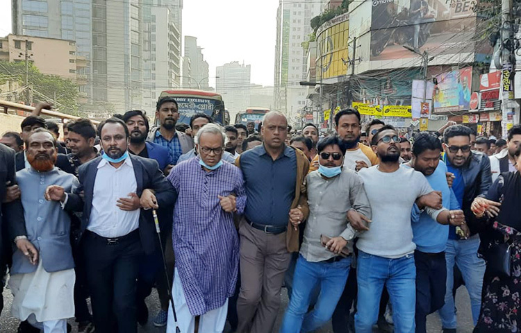 বিএনপির চেয়ারপারসন বেগম খালেদা জিয়ার মুক্তি ও উন্নত চিকিৎসার জন্য বিদেশে নেওয়ার দাবিতে রাজধানীতে বিক্ষোভ মিছিল করেছে বিএনপি। আজ দুপুরে কাকরাইল মোড় থেকে মিছিলটি শুরু হয়ে শান্তিনগর মোড়ে গিয়ে সংক্ষিপ্ত বক্তব্যের মধ্য দিয়ে শেষ হয়। ছবি: বিপ্লব দিক্ষিৎ