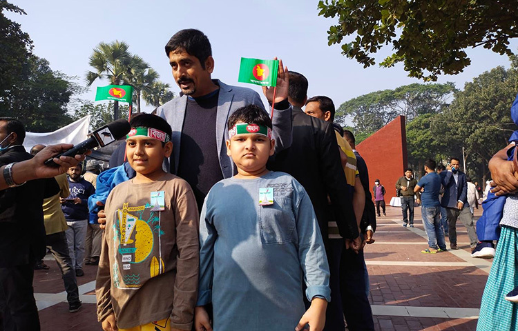 রাজধানীর মিরপুরে বুদ্ধিজীবী স্মৃতিসৌধে এসেছেন শেখ তারেকুজ্জামান। দুই শিশুকে নিয়ে এসেছেন সঙ্গে। উদ্দেশ্য, তারা যেন মুক্তিযুদ্ধের সঠিক ইতিহাস জানতে পারে। ছবি: বিপ্লব দিক্ষিৎ