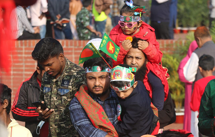 স্মৃতিসৌধে শহীদদের শ্রদ্ধা জানাতে শিশুদেরকে সঙ্গে নিয়ে এসেছেন অভিভাবকরা। ছবি: জাগো নিউজ