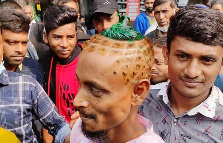 কুমিল্লার চৌদ্দগ্রাম উপজেলার চিওড়া ইউনিয়নের ঝাটিয়ার খিল এলাকার রফিকুল ইসলামের ছেলে মামুন। তিনি পেশায় একজন অটোরিকশাচালক। এলাকাবাসীর নজর এখন মামুনের দিকে। এর কারণ তার চুল। পছন্দের ইউপি চেয়ারম্যান প্রার্থীর নির্বাচনী প্রতীক আনারসের আদলে চুলের ডিজাইন করিয়েছেন তিনি। ছবি: জাহিদ পটোয়ারী