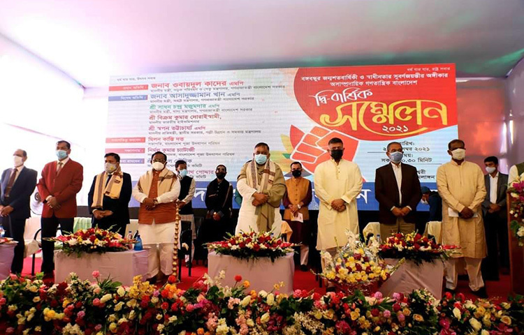 স্বরাষ্ট্রমন্ত্রী আসাদুজ্জামান খান কামাল বলেছেন, বাংলাদেশ একটি অসাম্প্রদায়িক চেতনার দেশ। বাংলাদেশ বঙ্গবন্ধুর দেশে। এখানে কোনো উসকানি দিয়ে লাভ হবে না। আজ রাজধানীর লালবাগে ঢাকেশ্বরী মন্দিরে বাংলাদেশ পূজা উদযাপন পরিষদের দ্বিবার্ষিক সম্মেলনে তিনি এসব কথা বলেন। ছবি: জাগো নিউজ