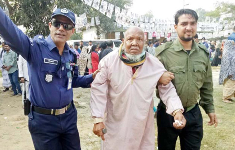 গাজীপুর জেলার কালীগঞ্জ উপজেলার নাগরী ইউনিয়নের পানজোরা গ্রামের বাসিন্দা ফাইজউদ্দিন শেখ (৮৫)। দীর্ঘদিন অসুস্থ হয়ে বিছানায় পড়ে আছেন। কিন্তু আজ ৪র্থ ধাপে ওই ইউনিয়নে সকাল ৮টা থেকে বিকেল ৪টা পর্যন্ত নির্বাচন অনুষ্ঠিত হয়। সেই নির্বাচনে দুই নাতির কাঁধে ভর করে পানজোরা সরকারি প্রাথমিক বিদ্যালয়ের ১নং পুরুষ ভোটকেন্দ্রে আসেন ৮৫ বছর বয়সী ফাইজউদ্দিন। ছবি: আব্দুর রহমান আরমান