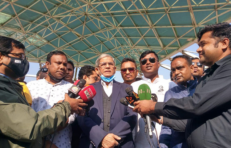 বিএনপি মহাসচিব মির্জা ফখরুল ইসলাম আলমগীর বলেছেন, দেশে বর্তমানে যে সংকট চলছে তা নির্বাচন কমিশন (ইসি) গঠনের সংকট নয় বা আইন তৈরি করারও সংকট নয়। জাতীয়তাবাদী ছাত্রদলের ৪৩তম প্রতিষ্ঠাবার্ষিকী উপলক্ষে আজ বিএনপির প্রতিষ্ঠাতা জিয়াউর রহমানের সমাধিতে পুষ্পস্তবক অর্পণের পর সাংবাদিকদের কাছে তিনি এ মন্তব্য করেন। ছবি: মাহবুব আলম