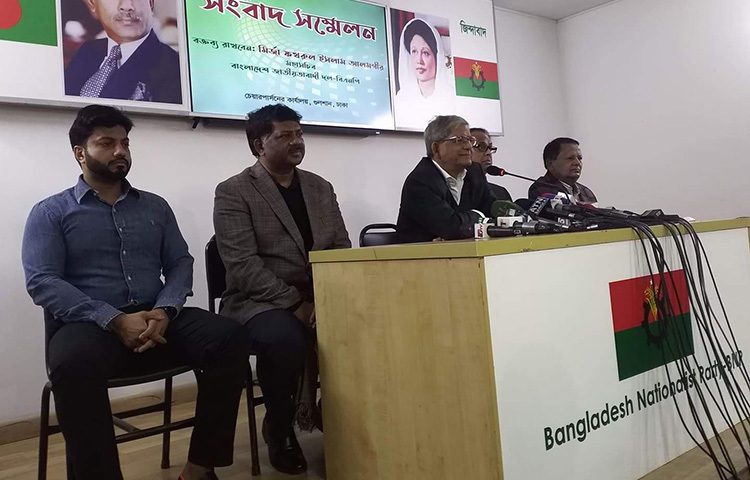 বিএনপি চেয়ারপারসন বেগম খালেদা জিয়ার সর্বশেষ পরিস্থিতির বিষয়টি এড়িয়ে গেছেন দলটির মহাসচিব মির্জা ফখরুল ইসলাম আলমগীর। আজ গুলশানে বিএনপি চেয়ারপারসনের রাজনৈতিক কার্যালয়ে খালেদা জিয়ার মুক্তি ও বিদেশে উন্নত চিকিৎসার দাবিতে সদ্য সমাপ্ত ৩২ জেলার কর্মসূচি নিয়ে সংবাদ সম্মেলনে কথা বলেন মির্জা ফখরুল ইসলাম আলমগীর। ছবি: বিপ্লব দিক্ষিৎ