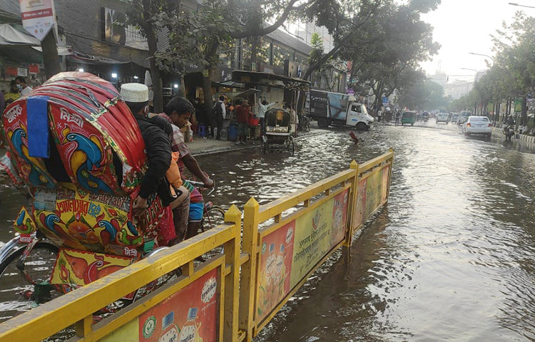 রাজধানীর কারওয়ান বাজারের সার্ক ফোয়ারার পশ্চিম পাশের একটি অংশের দেয়ালে ফাটল দেখা দিয়েছে। এতে ফোয়ারার পানি গড়িয়ে পান্থপথের সড়কের একাংশে জলাবদ্ধতার সৃষ্টি হয়েছে। ভোগান্তিতে পড়েছেন পথচারী এবং যাত্রীরা। ছবি: বিপ্লব দিক্ষিৎ