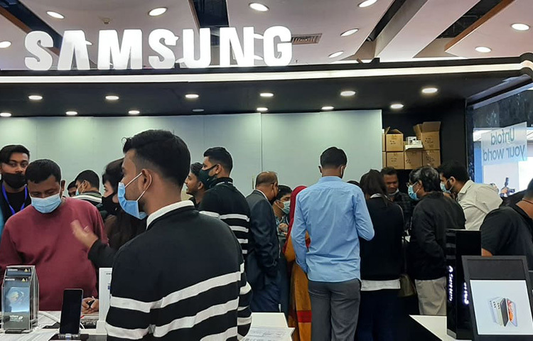 গতকাল শুরু হওয়া স্মার্টফোন ও ট্যাব এক্সপোতে নানান ছাড় নিয়ে এসেছে বিভিন্ন কোম্পানি। স্যামসাংয়ের হ্যান্ডসেটে ৫০ হাজার টাকা পর্যন্ত ছাড়ের ঘোষণা দেওয়া হয়েছে। আজ সকাল থেকে ক্রেতারা ভিড় করছেন রাজধানীর আগারগাঁওয়ের বঙ্গবন্ধু আন্তর্জাতিক সম্মেলন কেন্দ্রে। ছবি: জাগো নিউজ